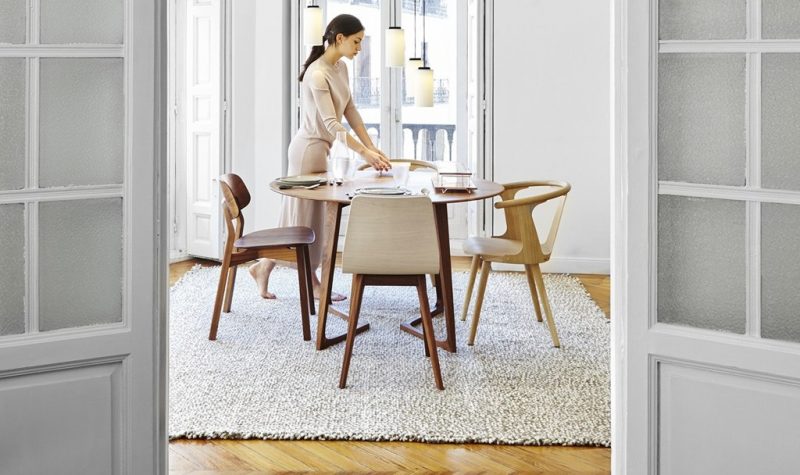 Reinterprets the classic bookshelf